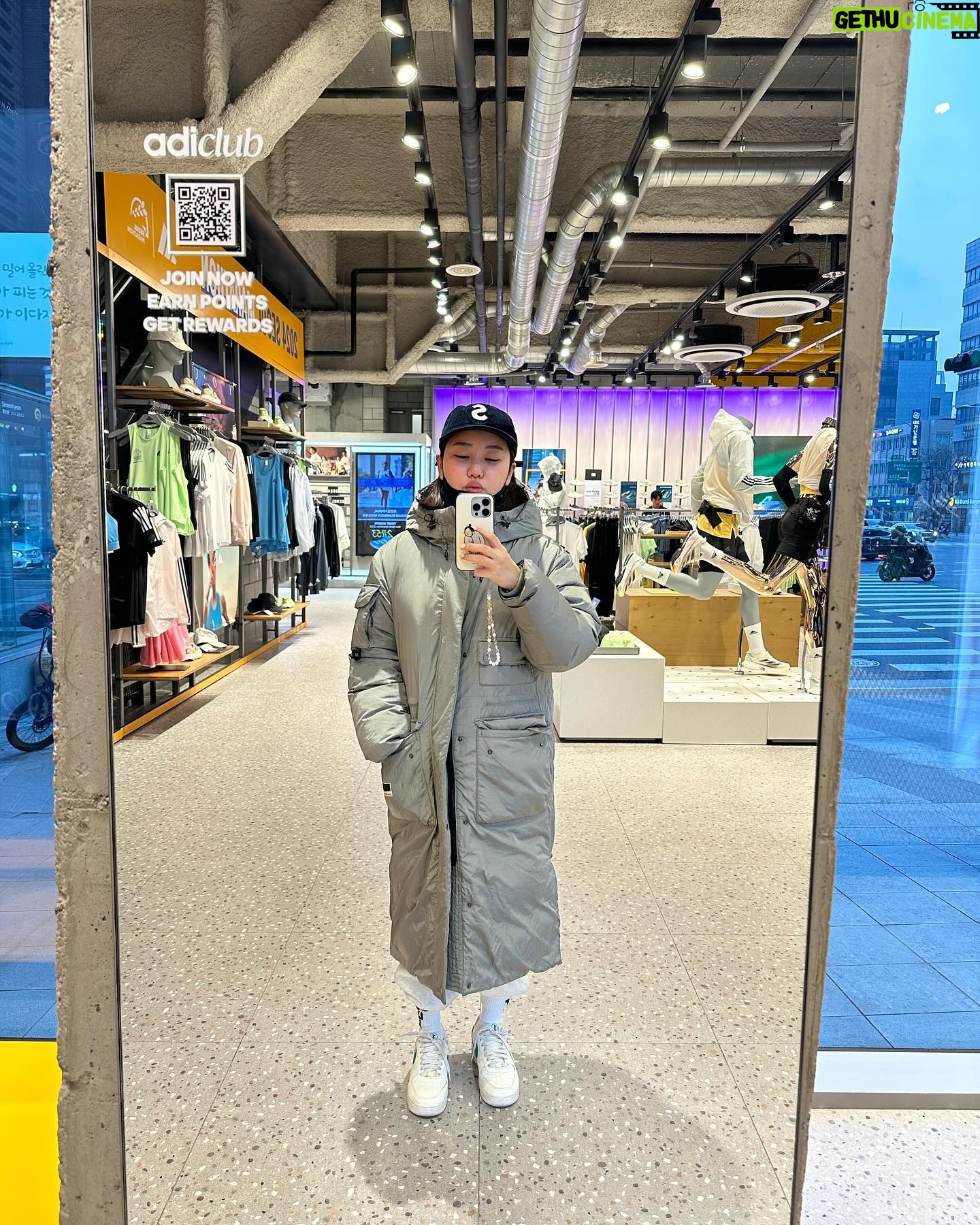 Song Ga-in Instagram - 난 아직 추운데 ..... 🥶🤧🤒 나만 춥니 ..... 🤪 나만 패딩이니? ......😗