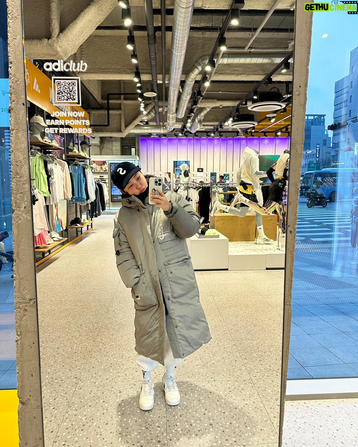 Song Ga-in Instagram - 난 아직 추운데 ..... 🥶🤧🤒 나만 춥니 ..... 🤪 나만 패딩이니? ......😗