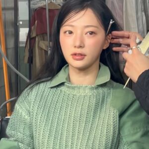 Song Ha-yoon Instagram - 잘 지내고 있어요☺️💚