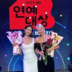 Song Hae-na Instagram – 모델로 시작해 12년만에 방송에서 처음 받아보는 상이에요
연예대상에 초대받는것만으로도 감사했는데 센추리클럽상에 우수상까지
너무 벅찬 하루를 만들어 주셔서 너무 감사합니다
너무떨리고 놀라서 수상소감에 뭐라고 했는지조차 모르겠오요
남들보다 많이 느리지만 노력하면 된다는걸 알려준 골때녀팀에게 너무 감사하고 항상 미안했던 구척이들 못해도 잘해도 같이하는게 스포츠라는걸 알려줘서 고맙구 너무 많이 고마워할분들이 많아요ㅠ 그분들 덕에 지금까지 일할수 있음에 감사합니다 올해 너무너무 고맙구 내년에도 잘부탁해요♡ 
응원해주시는 모둔분들 사랑합니다앙 새해복 많이받으세요!!!!!
@sbs_goal @sbsnow_insta