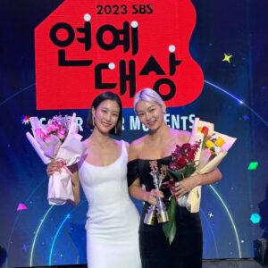 Song Hae-na Instagram - 모델로 시작해 12년만에 방송에서 처음 받아보는 상이에요
연예대상에 초대받는것만으로도 감사했는데 센추리클럽상에 우수상까지
너무 벅찬 하루를 만들어 주셔서 너무 감사합니다
너무떨리고 놀라서 수상소감에 뭐라고 했는지조차 모르겠오요
남들보다 많이 느리지만 노력하면 된다는걸 알려준 골때녀팀에게 너무 감사하고 항상 미안했던 구척이들 못해도 잘해도 같이하는게 스포츠라는걸 알려줘서 고맙구 너무 많이 고마워할분들이 많아요ㅠ 그분들 덕에 지금까지 일할수 있음에 감사합니다 올해 너무너무 고맙구 내년에도 잘부탁해요♡ 
응원해주시는 모둔분들 사랑합니다앙 새해복 많이받으세요!!!!!
@sbs_goal @sbsnow_insta