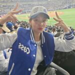 Song Hae-na Instagram – 멋진경기도보고 맥주도 마시고
나어제 하루 피로 다날라갔잖앙 
응원도 다같이 하고 멋진 선수들도 보니 너무 신기하구
너무 즐거웠당♡ 야구도 더 많이 보러다녀야징
같이다닐쏴람!!!
#cass #mlbseoulseries #mlb모자