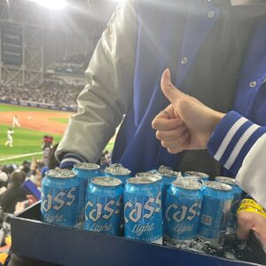 Song Hae-na Instagram - 멋진경기도보고 맥주도 마시고
나어제 하루 피로 다날라갔잖앙 
응원도 다같이 하고 멋진 선수들도 보니 너무 신기하구
너무 즐거웠당♡ 야구도 더 많이 보러다녀야징
같이다닐쏴람!!!
#cass #mlbseoulseries #mlb모자