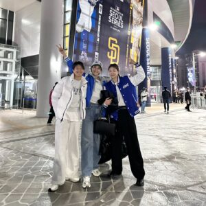 Song Hae-na Instagram - 멋진경기도보고 맥주도 마시고
나어제 하루 피로 다날라갔잖앙 
응원도 다같이 하고 멋진 선수들도 보니 너무 신기하구
너무 즐거웠당♡ 야구도 더 많이 보러다녀야징
같이다닐쏴람!!!
#cass #mlbseoulseries #mlb모자