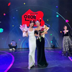 Song Hae-na Instagram - 모델로 시작해 12년만에 방송에서 처음 받아보는 상이에요
연예대상에 초대받는것만으로도 감사했는데 센추리클럽상에 우수상까지
너무 벅찬 하루를 만들어 주셔서 너무 감사합니다
너무떨리고 놀라서 수상소감에 뭐라고 했는지조차 모르겠오요
남들보다 많이 느리지만 노력하면 된다는걸 알려준 골때녀팀에게 너무 감사하고 항상 미안했던 구척이들 못해도 잘해도 같이하는게 스포츠라는걸 알려줘서 고맙구 너무 많이 고마워할분들이 많아요ㅠ 그분들 덕에 지금까지 일할수 있음에 감사합니다 올해 너무너무 고맙구 내년에도 잘부탁해요♡ 
응원해주시는 모둔분들 사랑합니다앙 새해복 많이받으세요!!!!!
@sbs_goal @sbsnow_insta