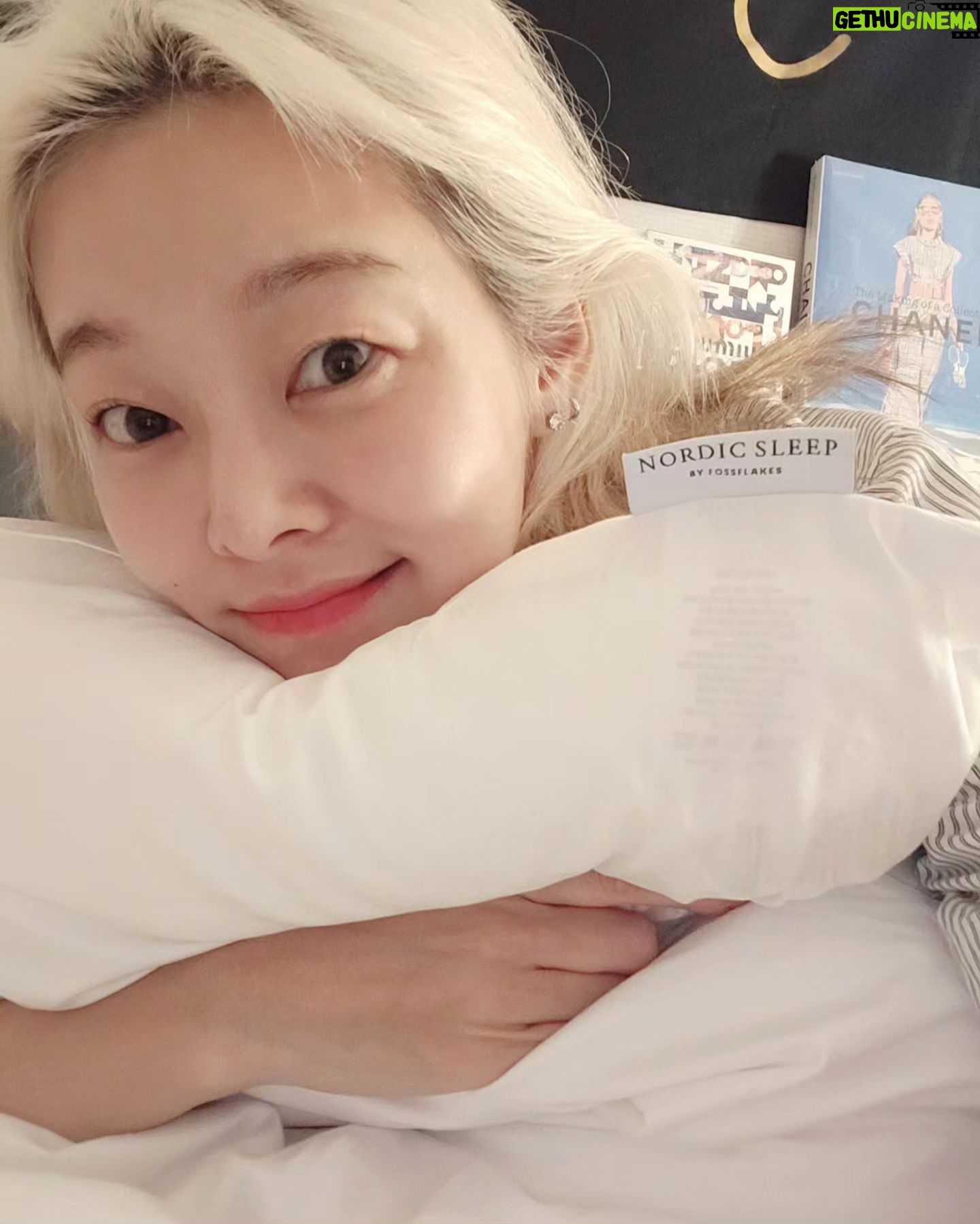Song Hae-na Instagram - #광고 평소에 제가 사용하고 있는 침구들을 소개해드려요!! 진짜 퐁실퐁실 좋아하는사람 다모여!! 잠시후 노르딕슬립 더현대닷컴 오전 11시 라이브 방송에서 만나요 #노르딕슬립 #더현대 #라이브쇼핑
