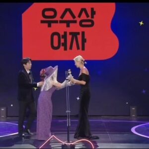 Song Hae-na Instagram - 모델로 시작해 12년만에 방송에서 처음 받아보는 상이에요
연예대상에 초대받는것만으로도 감사했는데 센추리클럽상에 우수상까지
너무 벅찬 하루를 만들어 주셔서 너무 감사합니다
너무떨리고 놀라서 수상소감에 뭐라고 했는지조차 모르겠오요
남들보다 많이 느리지만 노력하면 된다는걸 알려준 골때녀팀에게 너무 감사하고 항상 미안했던 구척이들 못해도 잘해도 같이하는게 스포츠라는걸 알려줘서 고맙구 너무 많이 고마워할분들이 많아요ㅠ 그분들 덕에 지금까지 일할수 있음에 감사합니다 올해 너무너무 고맙구 내년에도 잘부탁해요♡ 
응원해주시는 모둔분들 사랑합니다앙 새해복 많이받으세요!!!!!
@sbs_goal @sbsnow_insta