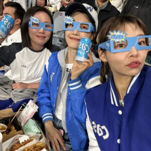 Song Hae-na Instagram - 멋진경기도보고 맥주도 마시고
나어제 하루 피로 다날라갔잖앙 
응원도 다같이 하고 멋진 선수들도 보니 너무 신기하구
너무 즐거웠당♡ 야구도 더 많이 보러다녀야징
같이다닐쏴람!!!
#cass #mlbseoulseries #mlb모자