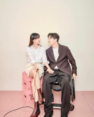 Song Ji-eun Instagram - 안녕하세요🙂😊
시간이 참 빨라요. 어느새 연말이 다가오고 있는데 모두 따뜻하게 보내고 계시나요? 저는 그 어느 때보다 따뜻하고 풍성한 연말을 보내고 있답니다❤️🥰🫶🏻
오늘은 성탄절을 앞두고 제 삶에 선물과도 같이 찾아온 소중한 사람을 여러분께 소개하려고 합니다. 사랑하는 저의 연인인데요, 
제가 예쁜 사랑을 하고 있다는 소식을, 오랜 기간 송지은이라는 사람을 응원해 주시고 지켜봐 주신 여러분과 함께 나누고 싶었습니다. 삶을 대하는 멋진 태도와 사람을 사랑할 줄 아는 넉넉한 마음을 가진 사랑스러운 제 짝꿍과의 만남을 기도로 응원해 주시고 지켜봐 주세요🙏🏻 새해에는 유튜브 <위라클> 채널을 통해서도 자주 인사 드리도록 하겠습니다! 하..안 떨릴 줄 알았는데 떨리네요!!! 
모두 한 해 마무리 잘 하시고 감기 조심하세요.늘 감사하고 사랑합니다🤗