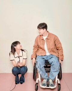 Song Ji-eun Instagram - 안녕하세요🙂😊 시간이 참 빨라요. 어느새 연말이 다가오고 있는데 모두 따뜻하게 보내고 계시나요? 저는 그 어느 때보다 따뜻하고 풍성한 연말을 보내고 있답니다❤️🥰🫶🏻 오늘은 성탄절을 앞두고 제 삶에 선물과도 같이 찾아온 소중한 사람을 여러분께 소개하려고 합니다. 사랑하는 저의 연인인데요, 제가 예쁜 사랑을 하고 있다는 소식을, 오랜 기간 송지은이라는 사람을 응원해 주시고 지켜봐 주신 여러분과 함께 나누고 싶었습니다. 삶을 대하는 멋진 태도와 사람을 사랑할 줄 아는 넉넉한 마음을 가진 사랑스러운 제 짝꿍과의 만남을 기도로 응원해 주시고 지켜봐 주세요🙏🏻 새해에는 유튜브  채널을 통해서도 자주 인사 드리도록 하겠습니다! 하..안 떨릴 줄 알았는데 떨리네요!!! 모두 한 해 마무리 잘 하시고 감기 조심하세요.늘 감사하고 사랑합니다🤗
