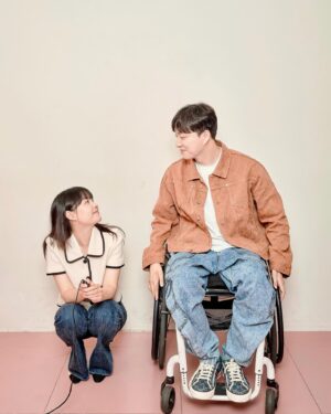 Song Ji-eun Instagram - 안녕하세요🙂😊
시간이 참 빨라요. 어느새 연말이 다가오고 있는데 모두 따뜻하게 보내고 계시나요? 저는 그 어느 때보다 따뜻하고 풍성한 연말을 보내고 있답니다❤️🥰🫶🏻
오늘은 성탄절을 앞두고 제 삶에 선물과도 같이 찾아온 소중한 사람을 여러분께 소개하려고 합니다. 사랑하는 저의 연인인데요, 
제가 예쁜 사랑을 하고 있다는 소식을, 오랜 기간 송지은이라는 사람을 응원해 주시고 지켜봐 주신 여러분과 함께 나누고 싶었습니다. 삶을 대하는 멋진 태도와 사람을 사랑할 줄 아는 넉넉한 마음을 가진 사랑스러운 제 짝꿍과의 만남을 기도로 응원해 주시고 지켜봐 주세요🙏🏻 새해에는 유튜브 <위라클> 채널을 통해서도 자주 인사 드리도록 하겠습니다! 하..안 떨릴 줄 알았는데 떨리네요!!! 
모두 한 해 마무리 잘 하시고 감기 조심하세요.늘 감사하고 사랑합니다🤗