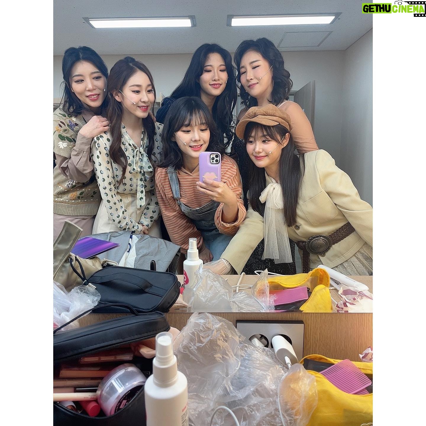 Song Ji-eun Instagram - 소중한 첫 뮤지컬❤️ 모두의 도움으로 저의 시작이자 2022년 가요톱텐의 마지막 공연을 마쳤습니다🫶🏻 마음의 여유가 없었어서 사진이 이것뿐이지만..🤦🏻♀️한분 한분 너무 멋졌어요! 잠자고 있던 텐션 끌어올려주셔서 감사해요❤️🔥❤️🔥