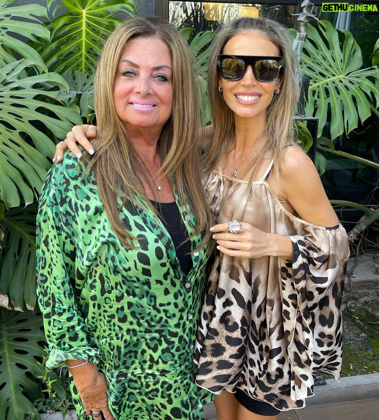 Sonia Fried Instagram - Con Luciana festejando la vida las dos cumplimos años en diciembre, felices de compartir uno año más juntas ! ❤️❤️❤️ @lucianadubini 🌹