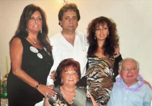 Sonia Fried Instagram - Mamita Linda

Llego el día que no hubiese querido que llegara, pero verte así me costaba mucho. 
Pasaste muchos momentos duros en tu vida, pero seguías luchando incansablemente. A tu temprana edad pasaste por un campo de concentración, el fallecimiento del amor de ti vida, Ladislao y la pérdida de tu regalón, quien era tus ojos, tu hijo Andrés. Pero ya están los 3 juntitos.
Gracias Mami por la preocupación que tuviste por todos nosotros, siempre con sabias palabras para ayudar al que lo necesitaba. Formaste una hermosa familia, con hijos, nietos y bisnietos. 
Puedes descansar en paz y te recordaremos eternamente Veronika Vegvari Klein (Z’L) 🙏🏻🕯️✡️