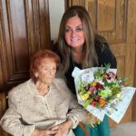 Sonia Fried Instagram - Hola amigos y amigas, acá estoy con mi mamá que cumple 96 años y le encantan las flores. Estas son de Casa de Flores en Viña, les dejo el instagram para que las sigan: @casadefloresdelivery