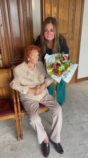 Sonia Fried Instagram - Hola amigos y amigas, acá estoy con mi mamá que cumple 96 años y le encantan las flores. Estas son de Casa de Flores en Viña, les dejo el instagram para que las sigan: @casadefloresdelivery