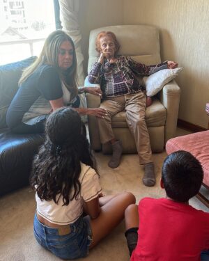 Sonia Fried Instagram - Con mi Familia el día de mi Cumpleaños. Agradecida de compartir un años más junto a mi Madre de 96 años. ❤️