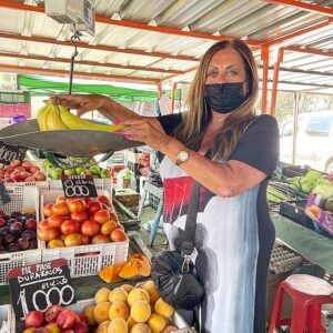 Sonia Fried Instagram - ❣ Feliz día a todas las mujeres del mundo, especialmente para las Chilenas.
🍉Hoy comprando en la feria, una de las cosas que me encantan ya que todo es fresquito y la gente muy amorosa.
Les mando cariños a todas en nuestro día 🌷

#mujeres
#chilenas
#díainternacionaldelamujer
#feria
#viñadelmar