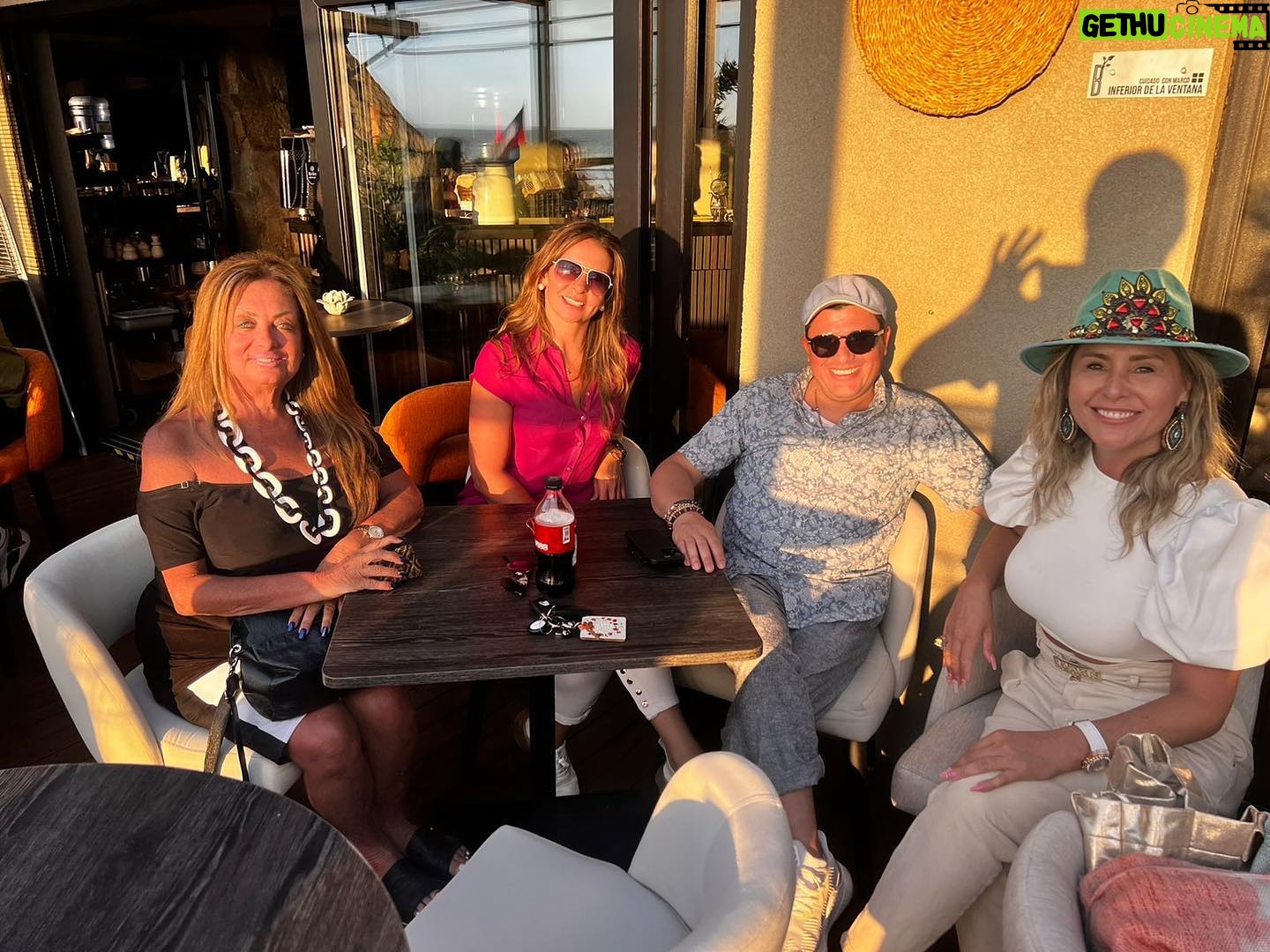 Sonia Fried Instagram - Con amigos disfrutando del Sunset @danicamarinovic.v @maximo_mendez_piffault @paulacataldoleal