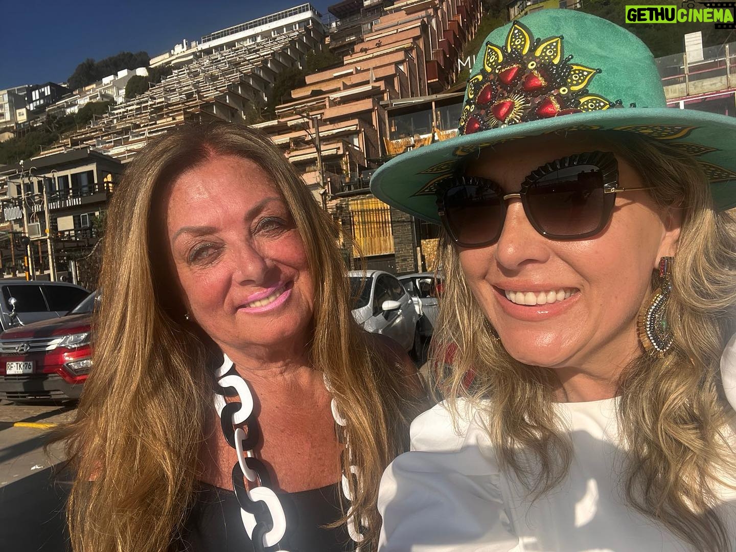 Sonia Fried Instagram - Aquí disfrutando en reñaca con mi amiga @paulacataldoleal
