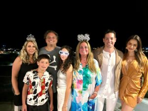 Sonia Fried Instagram - Celebrando Año Nuevo con Parte de mi Familia. Les deseo lo mejor para este 2024, que se cumplan todos sus deseos.
Un abrazo cariñoso. 🎆🎇 2️⃣0️⃣2️⃣4️⃣