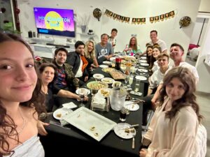 Sonia Fried Instagram - Celebrando Año Nuevo con Parte de mi Familia. Les deseo lo mejor para este 2024, que se cumplan todos sus deseos.
Un abrazo cariñoso. 🎆🎇 2️⃣0️⃣2️⃣4️⃣
