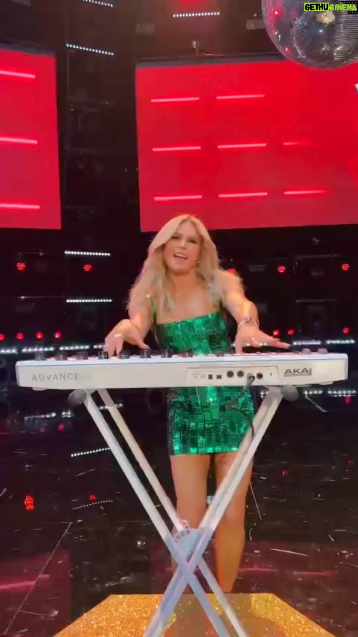 Sonia Kruger Instagram - And that’s a wrap on 2022! Wishing you all a Happy New Year and may 2023 be even more fabulous! 🥳✨