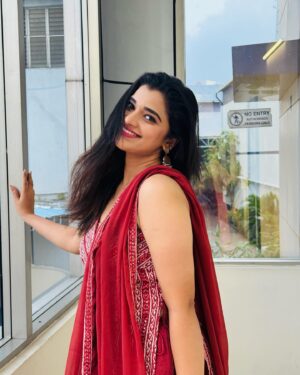 Soniya Suresh Instagram - Red-y for u 🌹