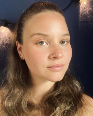 Sonja Gerhardt Instagram - Eine Sache beschäftigt mich schon sehr lange: Wie kann man jemand anderes nah sein, wenn man sich selber nicht nah ist? Wie kann man jemand anderes lieben, wenn man sich selber nicht liebt? 
Es ist ein Weg, sich selber zu akzeptieren mit allen Facetten. Sich lieben zu lernen, sich anzunehmen. Heutzutage leben wir alle so sehr im Außen, anstatt die Antwort bei uns selbst zu suchen. Und ich weiß, wenn man damit anfängt, dann wird es nicht immer leicht, aber am Ende immer besser! Und man wird zufriedener und kann viele Dinge anders/ruhiger angehen. Dann kommt man sich nah und dann kann man auch anderen nahe sein. Aber den Weg muss man dafür gehen! ❤️
