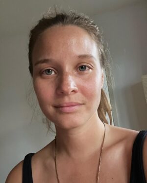 Sonja Gerhardt Instagram - Die Arbeit an einem selber tut unendlich gut. Die Dinge vor denen man sich sträubt anzugehen und den Schmerz einfach durchfließen zu lassen, heilt deine Seele. Die Schattenseiten zu erkennen und Lieben zu lernen. Ich bin so unendlich dankbar für alle Hürden und die Liebe in meinem Leben. Ich lerne so viel. Da wo der größte Widerstand ist, geht es lang. Seid wach. Nur wer Zuhause ist, wird die Geschenke entgegen nehmen können. ❤️