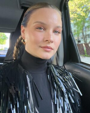 Sonja Gerhardt Instagram - Einen Teil meines Innersten nach Außen getragen 🫶🏼

Ich gratuliere allen Gewinnern des @filmpreis 💥

👗: @rominamann 
💄: @marvin_glissmann 
 💥❤️💥

Danke @wasted.management ❤️