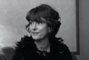 Sonja Gerhardt Instagram - Ich wollte dem kompletten Cast, sowie dem Team von @kudamm63 danken!!
Es ist immer wieder schön und sehr intensiv mit euch zu arbeiten. Es war eine lange Reise mit Höhen und Tiefen.
Ich danke jedem einzelnen von Herzen für eure Kraft, Kreativität, Durchhaltevermögen  und Liebe!

Danke an euch Zuschauer, unsere treuen Fans und Wegbegleiter! Es ist der Wahnsinn was für eine Resonanz wir von euch bekommen und ein unglaublich schönes Gefühl, wie ihr mit jeder Figur mitfiebert. Danke für diese schöne Bestätigung. 

Wer @kudamm63 noch nicht gesehen hat, der kann sich die Folgen in der @zdfmediathek anschauen.

❤️

📷: @sabintambrea