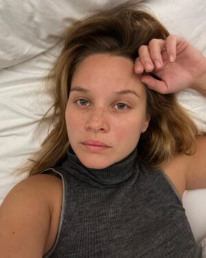 Sonja Gerhardt Instagram - Wir sind alle genug!
Wenn wir anfangen zu reflektieren, uns selber Liebe zu schenken und die Bestätigungen nicht im Außen suchen. Wenn wir immer bewusster mit unseren Gefühlen und Ängsten umgehen. Uns immer wieder auf uns besinnen, unsere Gefühle nicht unterdrücken, sondern freien Lauf lassen. Das Ego, die klitzekleine Stimme im Hintergrund, bewusst wahr nehmen und hinten anstellen. Das ist viel Arbeit, aber es lohnt sich allemal!
Habt einen guten Wochenstart morgen und gute Nacht für jetzt ✨