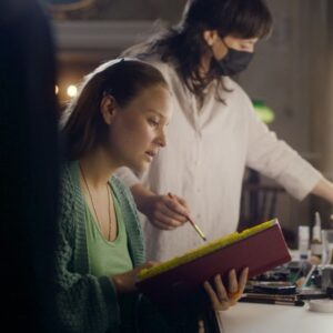 Sonja Gerhardt Instagram - I Werbung I
Ich durfte Teil der neuen Kampagne von @teufelaudio sein.
Am Set lebe ich im SURROUND. Musik ist ein großer Teil um mich auf eine Rolle vorzubereiten oder um die Wartezeit zu überbrücken. Mit @teufelaudio gelingt mir das ganz gut. 
#machlaut #followyoursound