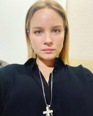 Sonja Gerhardt Instagram - Was ist, wenn man mal ehrlich zu sich selber ist und die Zügel, sprich die Verantwortung zu sich selber, in die Hand nimmt. Sich nicht immer selber klein macht, auf andere zeigen und sagen, der andere ist schuld. Nein, einfach mal ehrlich mit sich selber sein und eingestehen, dass man auch Fehler macht. Die Eigenschaften, die man an sich nicht mag, annehmen, auch wenn es wehtut. Auch die gehören zu dir! Auch diese machen dich, deinen Charakter aus. Sprich einfach aus dem Opfer und dem dazugehörigen Kreislauf aussteigen und dadurch wachsen. Es macht so unfassbar viel Spaß das Leben! Wenn man doch einfach nur anfängt sich selber und andere wirklich zu sehen! 
Danke fürs lesen. Da gibt es noch so viel mehr, aber dann bin ich morgen noch nicht fertig! War etwas, was ich mit euch teilen wollte. Over and out!