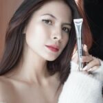 Sonya Pandarmawan Instagram – Kind of speechless with this mind blowing Hyaluronic shot from Capture Total series by @diorbeauty . It is absolutely a must-have product in your skincare routine. No more worrying about wrinkles and say hello to your brighter skin😉

Find it on Dior.com and you’ll get so many benefits! 
• Enjoy free Delivery for min orders IDR 1,2mill or above
• ⁠More gifts on purchases above IDR 1,5mill and redeem 2 beauty samples (member)
• ⁠Extra gift on your 2nd purchase 

Details at Dior.com/en_id/beauty

#DIORCaptureTotale #DiorHyaluShot #DiorSkincare #DiorBeauty #DiorBeautyLovers @diorbeautylovers
