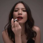 Sonya Pandarmawan Instagram - Stay classy and a lil bad assy with the NEW Rouge Dior Lipstick! Designed in satisfying Magnetic closure and comes with two finishes, satin and velvet with wide range of shades❤️ And yes, it’s available at all Dior Beauty boutiques and counters, or on the online boutique WWW.DIOR.COM/EN_ID/BEAUTY/ and it is now shipping across Indonesia 😍 Get your variety of gifts alongside your DIOR purchase with min IDR 1.500.000 And don’t forget when you’re about to check out, make sure you redeem up to DIOR beauty two samples ! dior.com/en_id/beauty #RougeDior