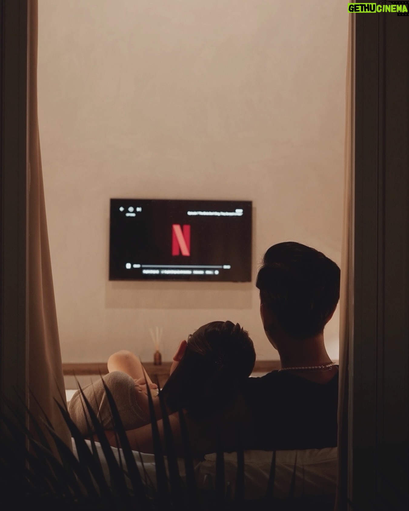 Sonya Pandarmawan Instagram - Mencoba memvisualisasikan netflix and chill yg sebenarnya hahaha