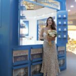 Sonya Pandarmawan Instagram – Seneng banget begitu tau La Mer mau launching The New Moisturizing Fresh Cream! Moisturizer andalanku banget kalo muka lagi iritasi akibat paparan sinar matahari, entah itu abis surf, dive, or outdoor activities lainnya, pasti ku langsung pake The Treatment Lotion   Moisturizer nya La Mer karena bener2 instantly calming and hydrating plus udah ada anti-aging nya juga, which is what i need🥹
not to mention, suka banget sama texture nya yang super light yet impactful. Very satisfying for daily use.

Anyway @lamerindonesia sekarang lagi buka Pop-Up Bar di Atrium Plaza Senayan! and Not just an usual Pop-Up Bar, You’ll be also entertained by sweetness from Gelato and Arcade Machine of La Mer’s products as well 😆 So don’t miss your chance to get to know more about La Mer’s Products, because your skin deserves the best🤍🤍🤍

#LaMerID #LoveLaMer #YouthEverlasting