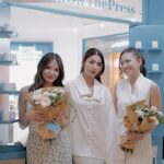 Sonya Pandarmawan Instagram – Seneng banget begitu tau La Mer mau launching The New Moisturizing Fresh Cream! Moisturizer andalanku banget kalo muka lagi iritasi akibat paparan sinar matahari, entah itu abis surf, dive, or outdoor activities lainnya, pasti ku langsung pake The Treatment Lotion   Moisturizer nya La Mer karena bener2 instantly calming and hydrating plus udah ada anti-aging nya juga, which is what i need🥹
not to mention, suka banget sama texture nya yang super light yet impactful. Very satisfying for daily use.

Anyway @lamerindonesia sekarang lagi buka Pop-Up Bar di Atrium Plaza Senayan! and Not just an usual Pop-Up Bar, You’ll be also entertained by sweetness from Gelato and Arcade Machine of La Mer’s products as well 😆 So don’t miss your chance to get to know more about La Mer’s Products, because your skin deserves the best🤍🤍🤍

#LaMerID #LoveLaMer #YouthEverlasting