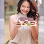 Sonya Pandarmawan Instagram – Oh Dear.. You don’t wanna miss this one.
Having yourself pleased by some delicious chocolate and coffee from @venchi_id while shopping at @bulgari in the same time, Oh how i looovveeee this idea! And yes i had so much fun at Bulgari Pop-Up Store and Cafe! Go Baby go! 
Only until January 16 at Senayan City, Jakarta😉

#Bulgari #BulgariPopUpStore #BulgariIndonesia