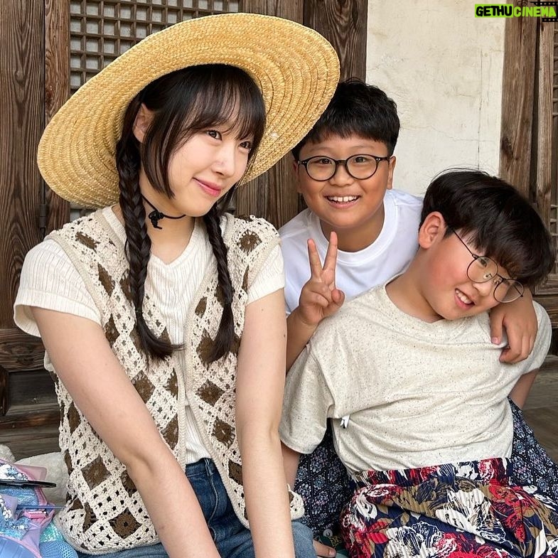 Soobin Instagram - 따뜻한 봄에 선배님들과 친구들을 처음만나 전국 방방곡곡을 누비며 여행하던 귀염뽕짝원정대가 아쉽게도 오늘로써 끝이났습니다 🥹 그 동안 귀염뽕짝원정대를 사랑해주신 우정들과 시청자여러분들께 너무 감사드립니다! 도시를 벗어나 주말마다 아름다운곳을 여행하며 맛있는 밥도 직접만들어먹고 재밌는 게임도하고 첫날은 엄마가 보고싶어 울던 귀염둥이들도 🐣 항상따뜻하게 챙겨주시던 선배님들도 ! 뒤에서 고생하신 스텝분들도 !! 함께 여행하며 나눈 추억들을 잊지못할것 같아서 저도 너무 아쉬운 밤이에요.. 🥲 하지만 또 언제 어떻게 우리 귀염둥이들을 또 만날수 있을지 모르니 🐤 귀염둥이의 앞날을 또 응원하는맘으로 ! 모두에게 행운이 가득하길 바라면서 웃으면서 보내줄게요 😀👋 ! 지금까지 함께해주셔서 감사합니다 ! 안녕 귀염뽕짝원정대⭐️