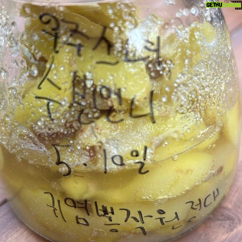 Soobin Instagram - 따뜻한 봄에 선배님들과 친구들을 처음만나 전국 방방곡곡을 누비며 여행하던 귀염뽕짝원정대가 아쉽게도 오늘로써 끝이났습니다 🥹 그 동안 귀염뽕짝원정대를 사랑해주신 우정들과 시청자여러분들께 너무 감사드립니다! 도시를 벗어나 주말마다 아름다운곳을 여행하며 맛있는 밥도 직접만들어먹고 재밌는 게임도하고 첫날은 엄마가 보고싶어 울던 귀염둥이들도 🐣 항상따뜻하게 챙겨주시던 선배님들도 ! 뒤에서 고생하신 스텝분들도 !! 함께 여행하며 나눈 추억들을 잊지못할것 같아서 저도 너무 아쉬운 밤이에요.. 🥲 하지만 또 언제 어떻게 우리 귀염둥이들을 또 만날수 있을지 모르니 🐤 귀염둥이의 앞날을 또 응원하는맘으로 ! 모두에게 행운이 가득하길 바라면서 웃으면서 보내줄게요 😀👋 ! 지금까지 함께해주셔서 감사합니다 ! 안녕 귀염뽕짝원정대⭐️