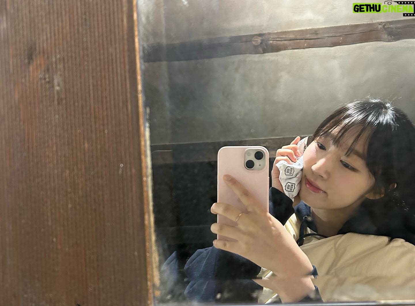 Soobin Instagram - 따뜻한 봄에 선배님들과 친구들을 처음만나 전국 방방곡곡을 누비며 여행하던 귀염뽕짝원정대가 아쉽게도 오늘로써 끝이났습니다 🥹 그 동안 귀염뽕짝원정대를 사랑해주신 우정들과 시청자여러분들께 너무 감사드립니다! 도시를 벗어나 주말마다 아름다운곳을 여행하며 맛있는 밥도 직접만들어먹고 재밌는 게임도하고 첫날은 엄마가 보고싶어 울던 귀염둥이들도 🐣 항상따뜻하게 챙겨주시던 선배님들도 ! 뒤에서 고생하신 스텝분들도 !! 함께 여행하며 나눈 추억들을 잊지못할것 같아서 저도 너무 아쉬운 밤이에요.. 🥲 하지만 또 언제 어떻게 우리 귀염둥이들을 또 만날수 있을지 모르니 🐤 귀염둥이의 앞날을 또 응원하는맘으로 ! 모두에게 행운이 가득하길 바라면서 웃으면서 보내줄게요 😀👋 ! 지금까지 함께해주셔서 감사합니다 ! 안녕 귀염뽕짝원정대⭐️