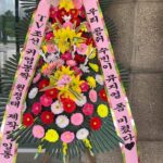 Soobin Instagram - 많은 분들이 응원해주신 덕분에 무사히 첫공연을 올렸습니다! 아마 제 인생에서 잊지못할 순간이될것같아요🥹🫶 많이 보러오세용🌈☘️🥳💐🫶 애태운지난날들 알로하 🩷🩷🩷🌻