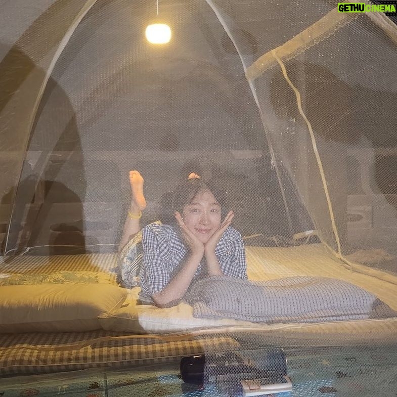 Soobin Instagram - 따뜻한 봄에 선배님들과 친구들을 처음만나 전국 방방곡곡을 누비며 여행하던 귀염뽕짝원정대가 아쉽게도 오늘로써 끝이났습니다 🥹 그 동안 귀염뽕짝원정대를 사랑해주신 우정들과 시청자여러분들께 너무 감사드립니다! 도시를 벗어나 주말마다 아름다운곳을 여행하며 맛있는 밥도 직접만들어먹고 재밌는 게임도하고 첫날은 엄마가 보고싶어 울던 귀염둥이들도 🐣 항상따뜻하게 챙겨주시던 선배님들도 ! 뒤에서 고생하신 스텝분들도 !! 함께 여행하며 나눈 추억들을 잊지못할것 같아서 저도 너무 아쉬운 밤이에요.. 🥲 하지만 또 언제 어떻게 우리 귀염둥이들을 또 만날수 있을지 모르니 🐤 귀염둥이의 앞날을 또 응원하는맘으로 ! 모두에게 행운이 가득하길 바라면서 웃으면서 보내줄게요 😀👋 ! 지금까지 함께해주셔서 감사합니다 ! 안녕 귀염뽕짝원정대⭐️
