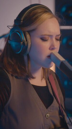Sophia Regina Allison Instagram - Our @artistsden’s Live from My Den session is out now exclusively on @variety! Watch via link in bio 🎸