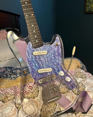 Sophia Regina Allison Instagram - 🙊🙊🙊 new lucite bb 😵 made by the amazing @scalemodelguitars 🙌