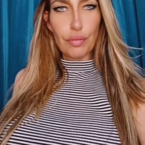 Sophie Evans Instagram - Cambio de Look por @studio85.bcn  Gracias Will por mi bonito balayage! 💕🌸