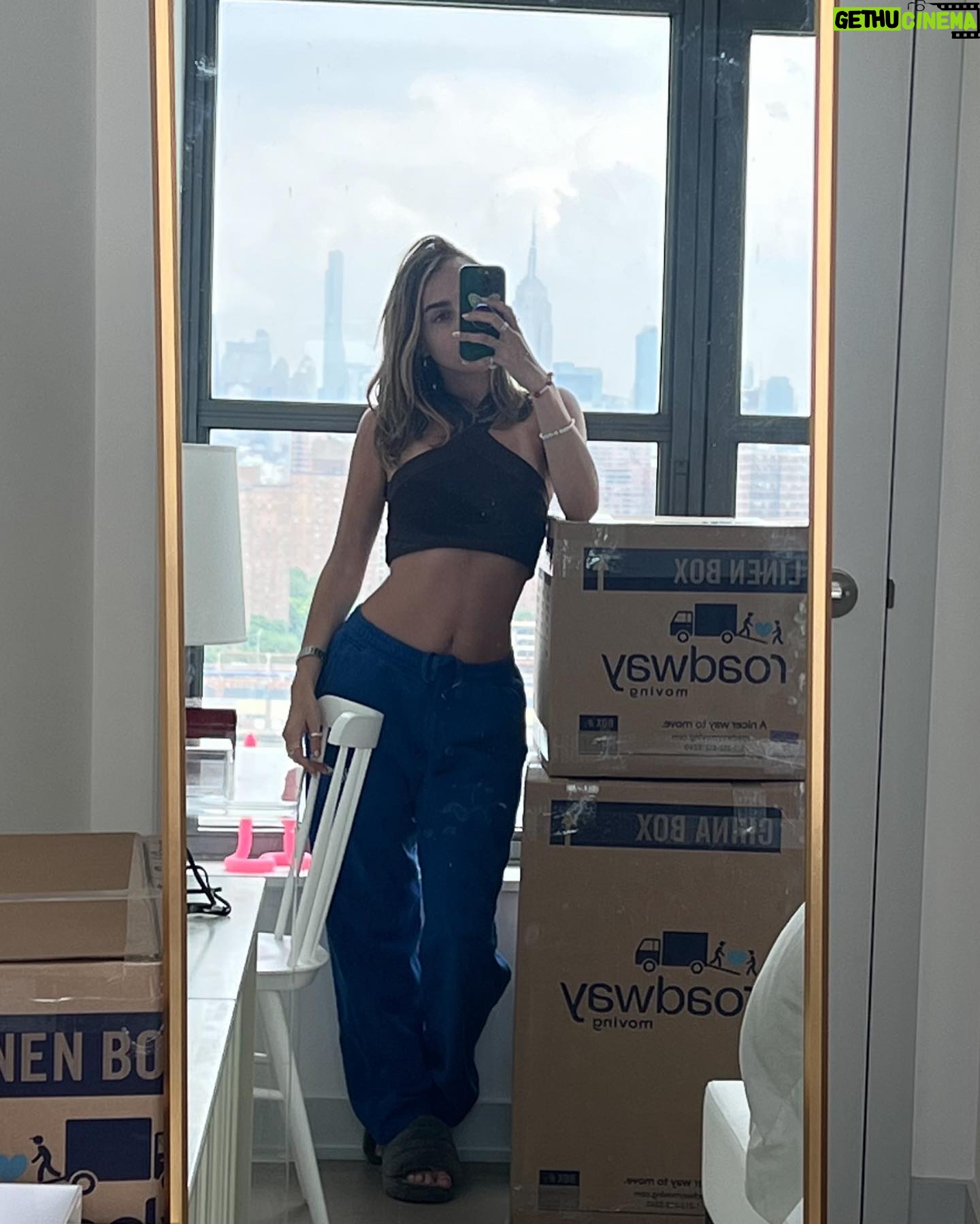 Sophie Levy - 4.5K Likes - New home 🏡 @roadwaymoving thanks for making my move so quick and easy ❣️